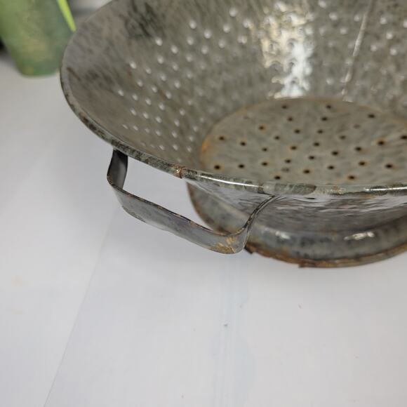 Vintage Gray Graniteware Colander Strainer Round & Handles Antique Kitchenware - Picture 5 of 6